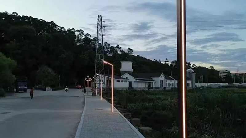 高速公路太阳能照明灯：照亮安全，守护畅通**